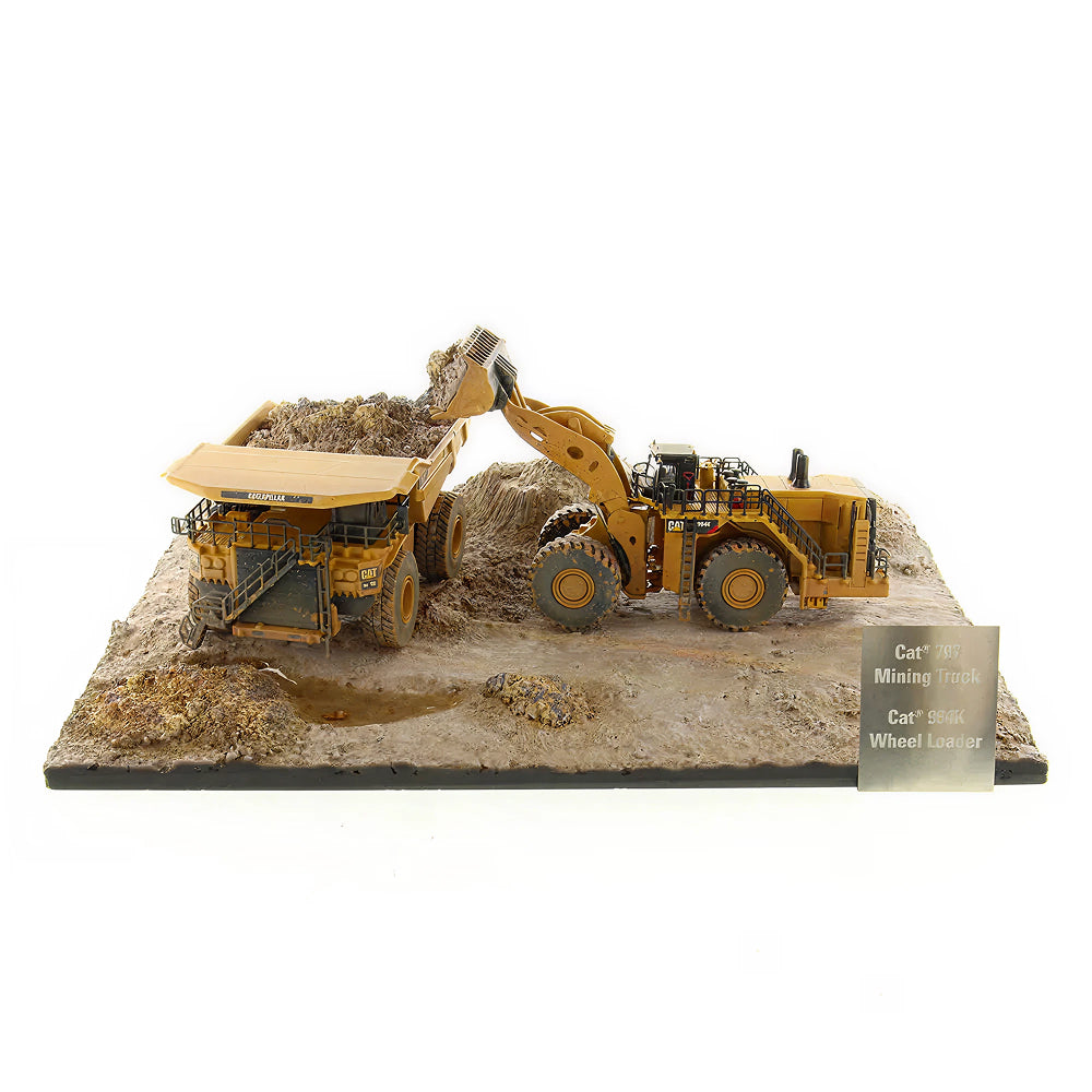 CAT Weathered 797 + 994K & Diorama 1:125