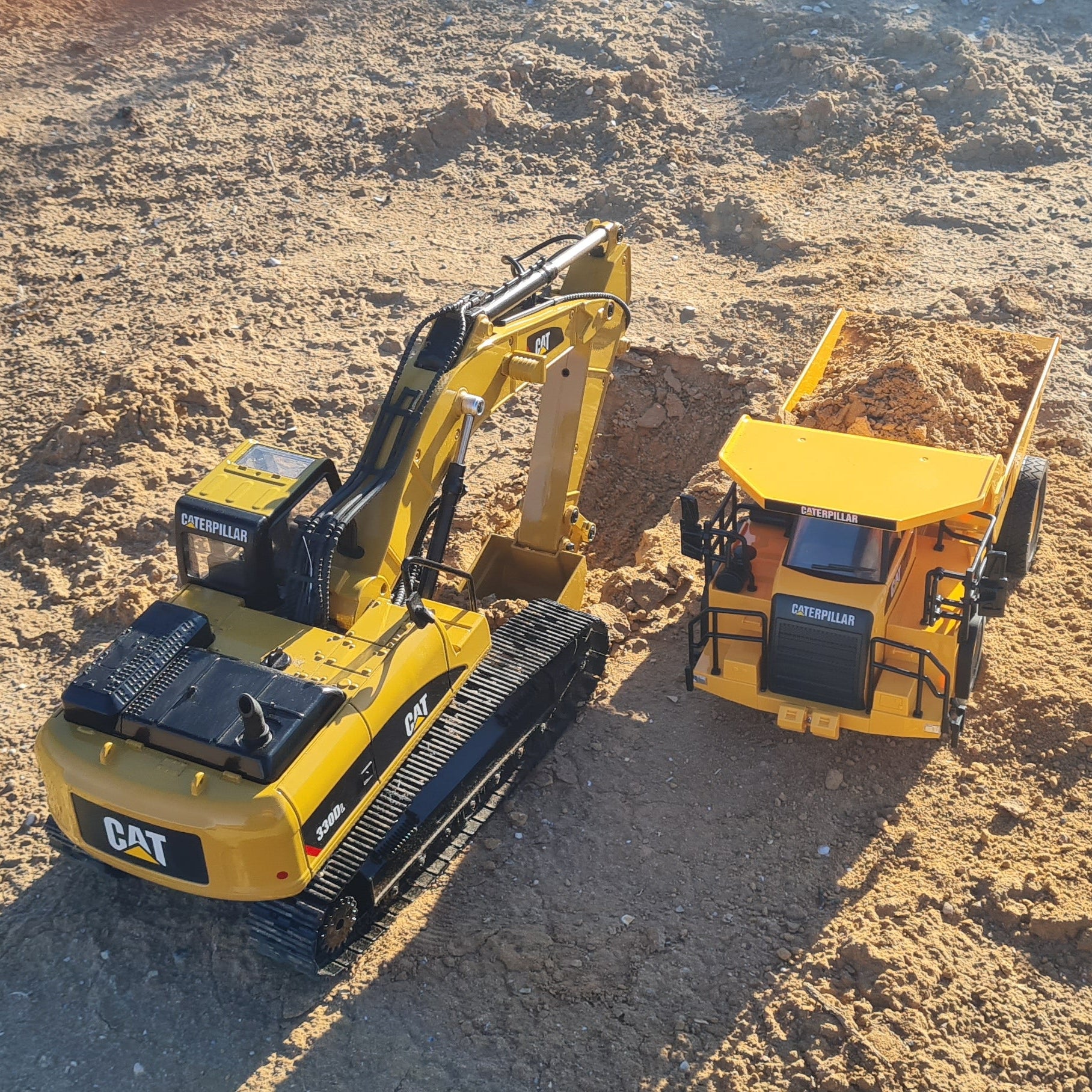 CAT RC 330D L Excavator 1:20 Die Cast | Mining Mayhem – Mining Mayhem