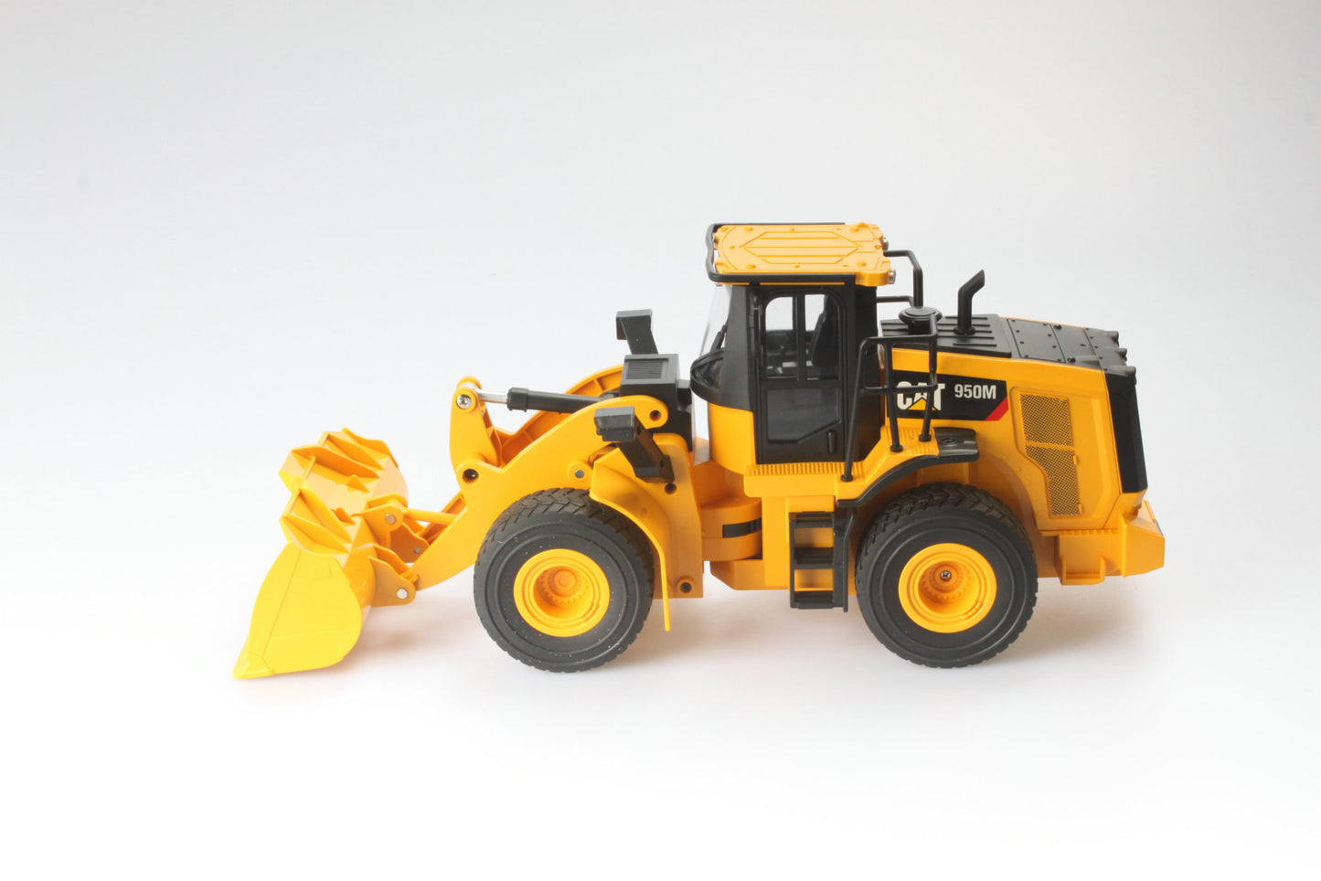 CAT Remote Controlled 950M Wheel Loader 1:24