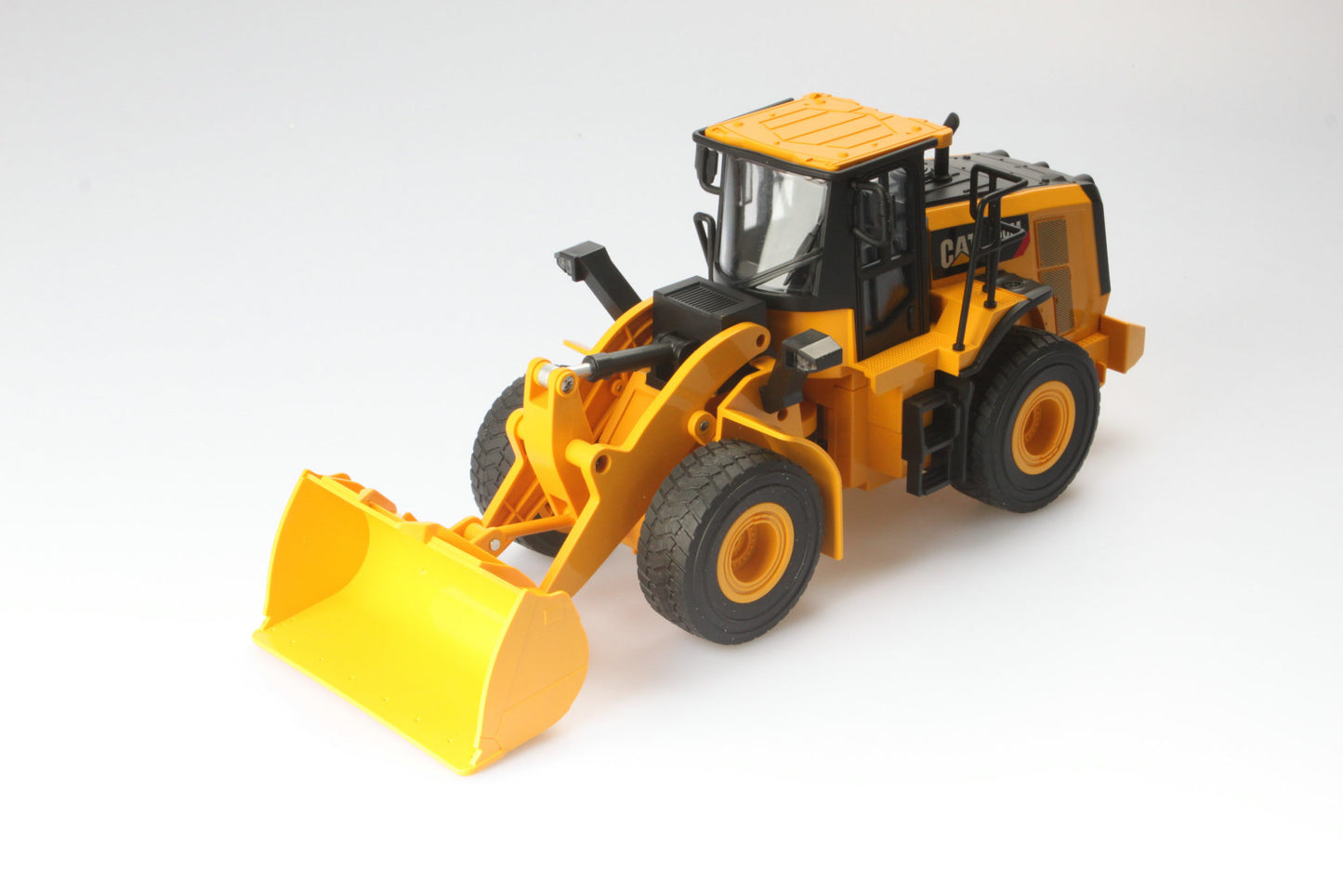 CAT Remote Controlled 950M Wheel Loader 1:24