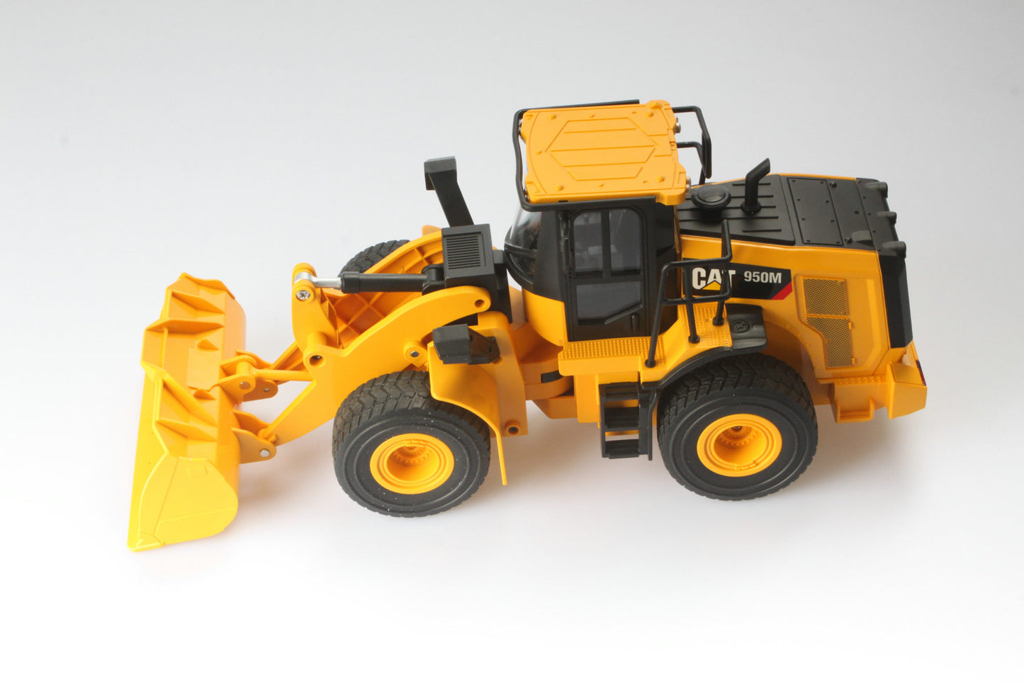 CAT Remote Controlled 950M Wheel Loader 1:24