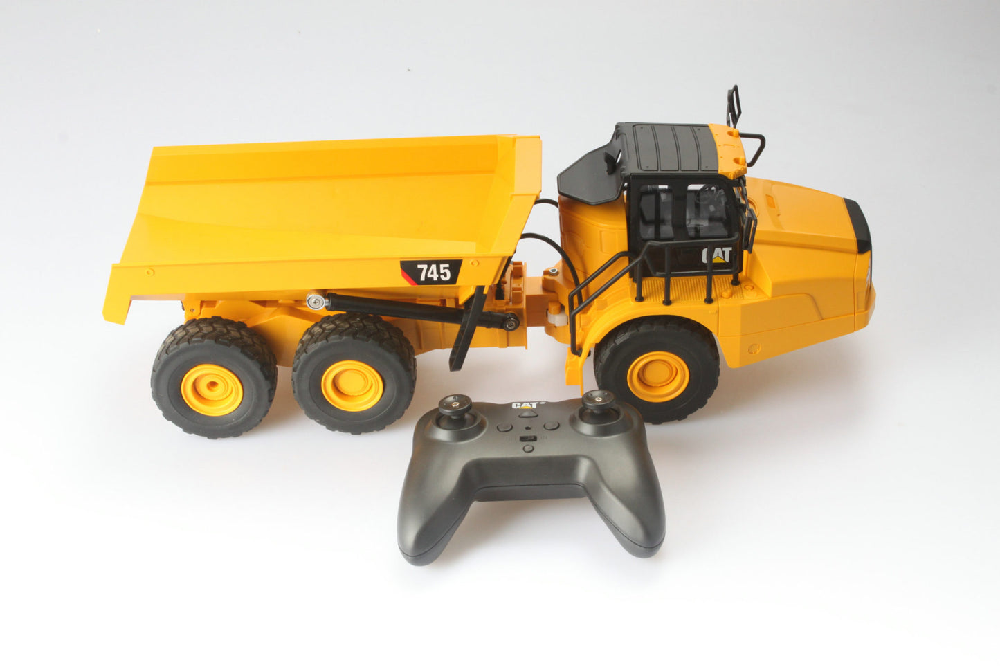 CAT Remote Controlled 745 Articulated Truck 1:24