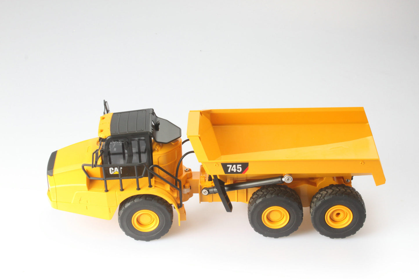 CAT Remote Controlled 745 Articulated Truck 1:24