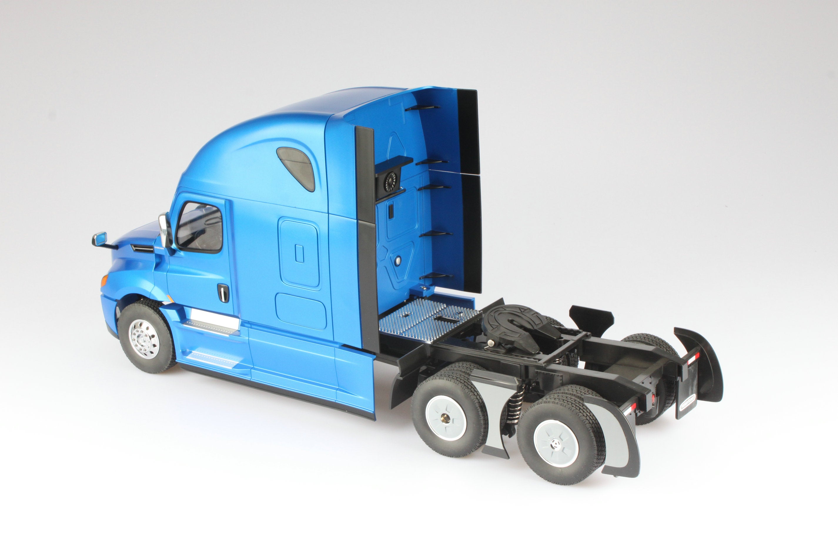 Freightliner 1:16 scale Remote Controlled Cascadia Truck
