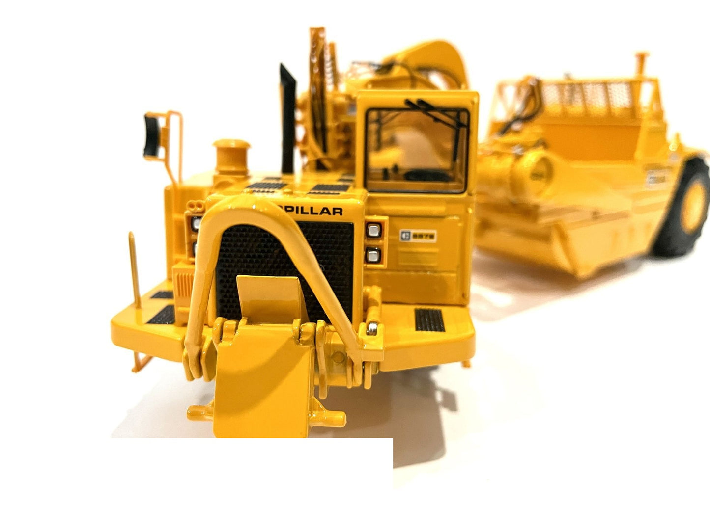 CAT 657E Scraper front view
