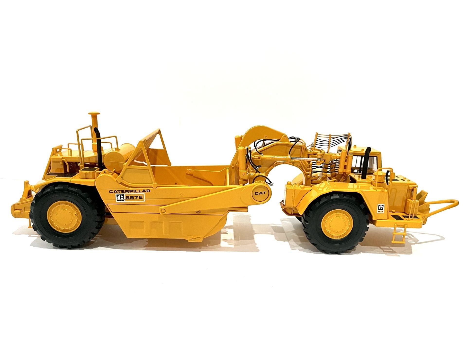 CAT 657E Scraper side view