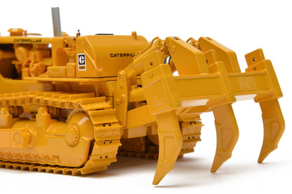 CAT D9G Dozer ripper detail