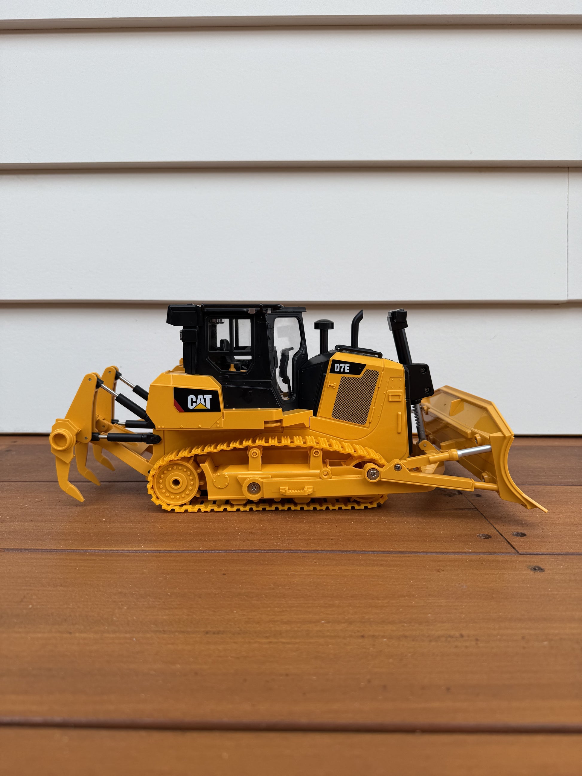 CAT Remote Controlled D7E Track-Type Tractor 1:24 – Mining Mayhem