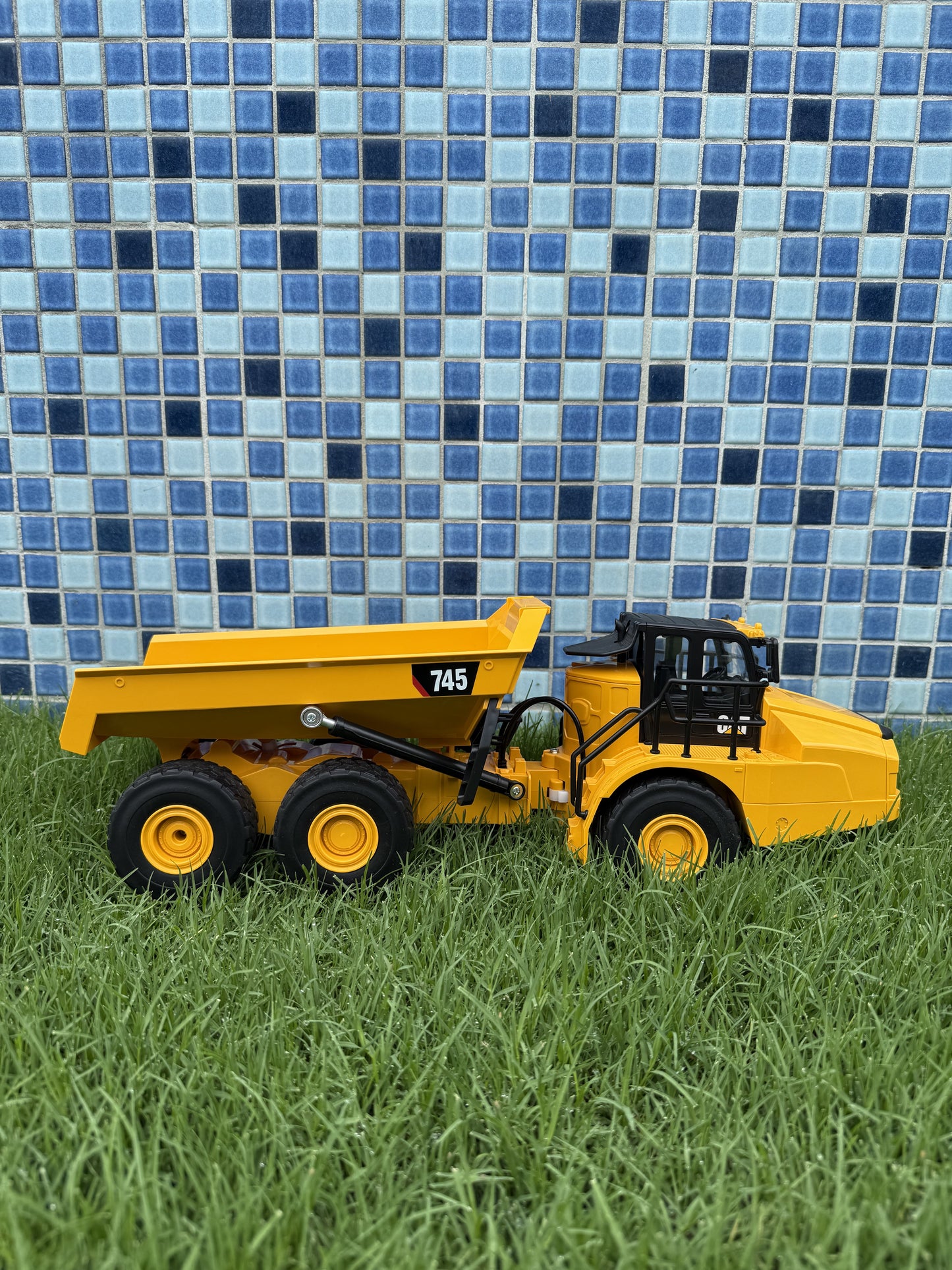 CAT Remote Controlled 745 Articulated Truck 1:24