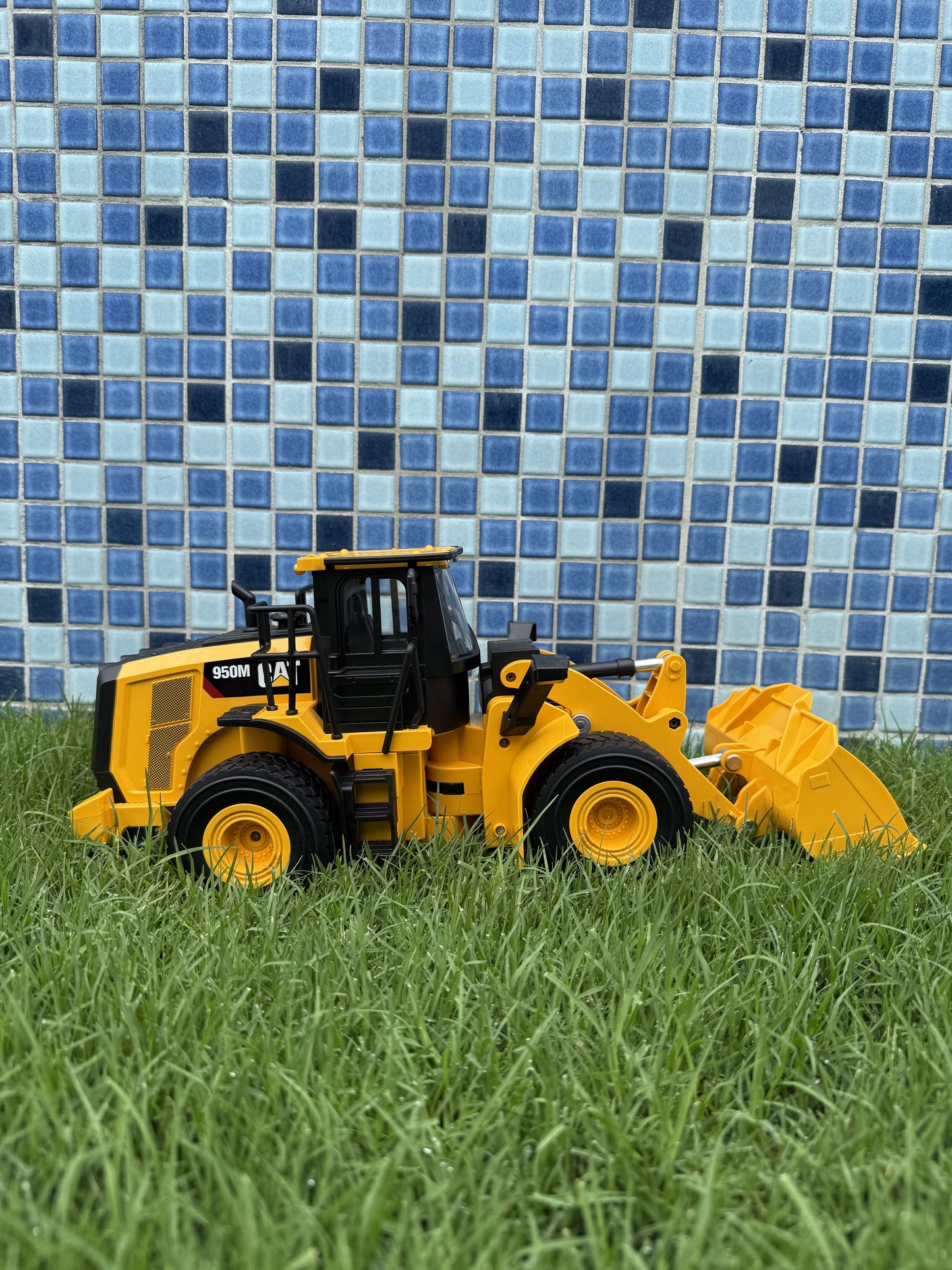 CAT Remote Controlled 950M Wheel Loader 1:24