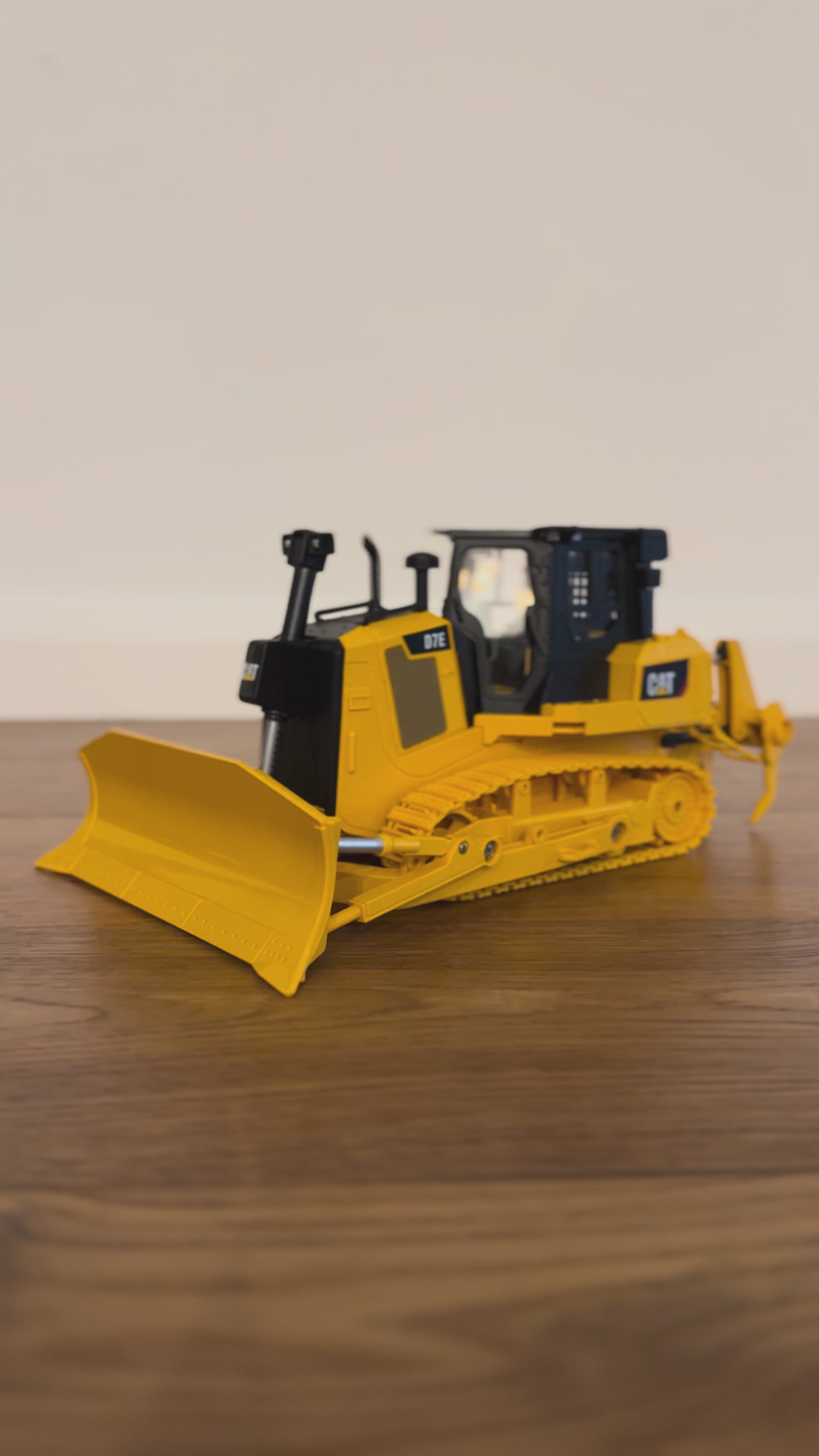 CAT Remote Controlled D7E Track-Type Tractor 1:24 · Mining Mayhem
