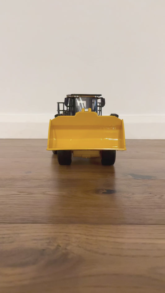 CAT Remote Controlled 950M Wheel Loader 1:24